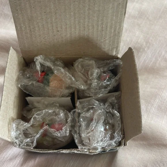 Set of 4 hand painted ceramic rooster salt and pepper shakers - Picture 5 of 7